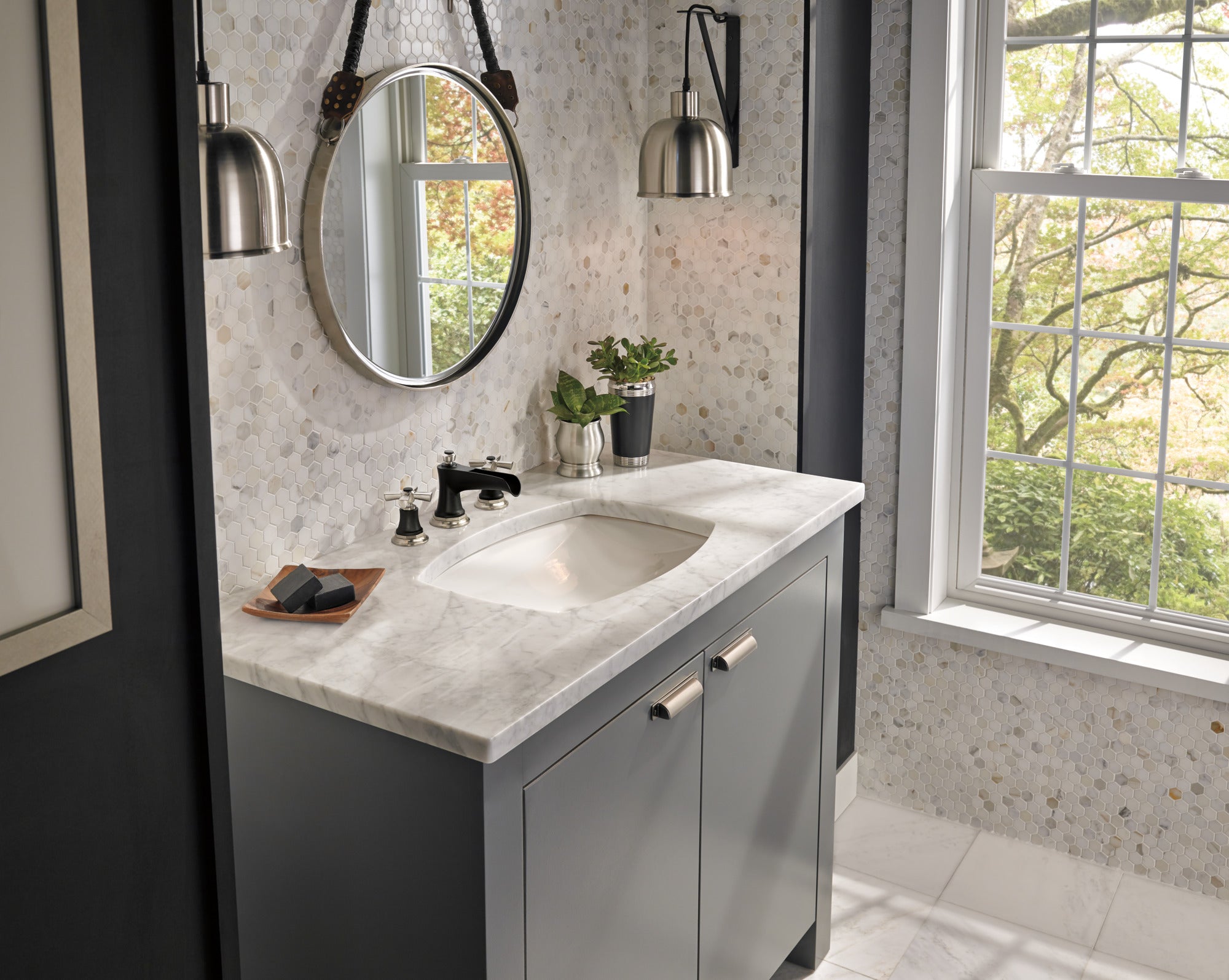 luxe nickel  /matte black lavatory faucet