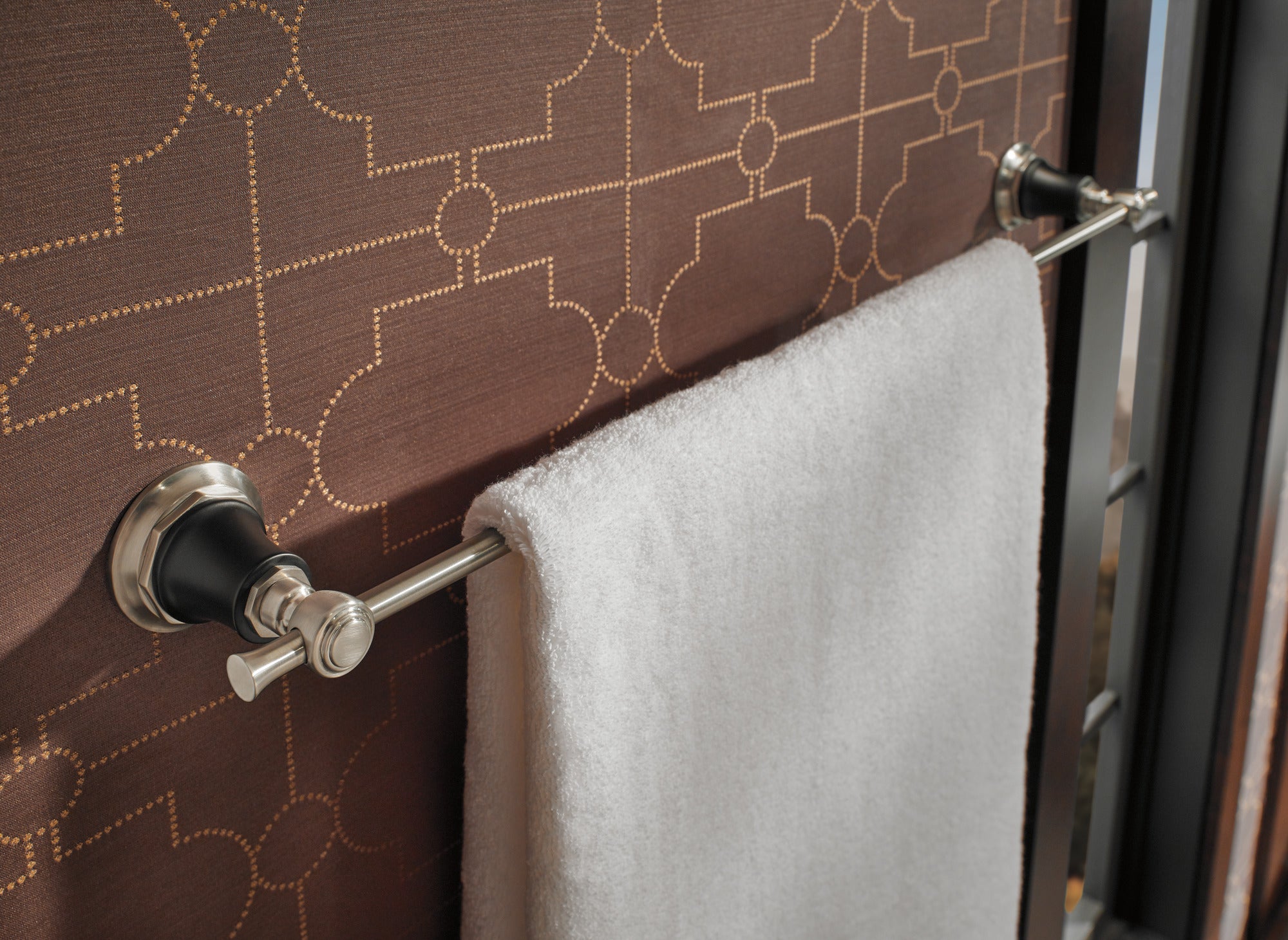 luxe nickel  /matte black towel bar