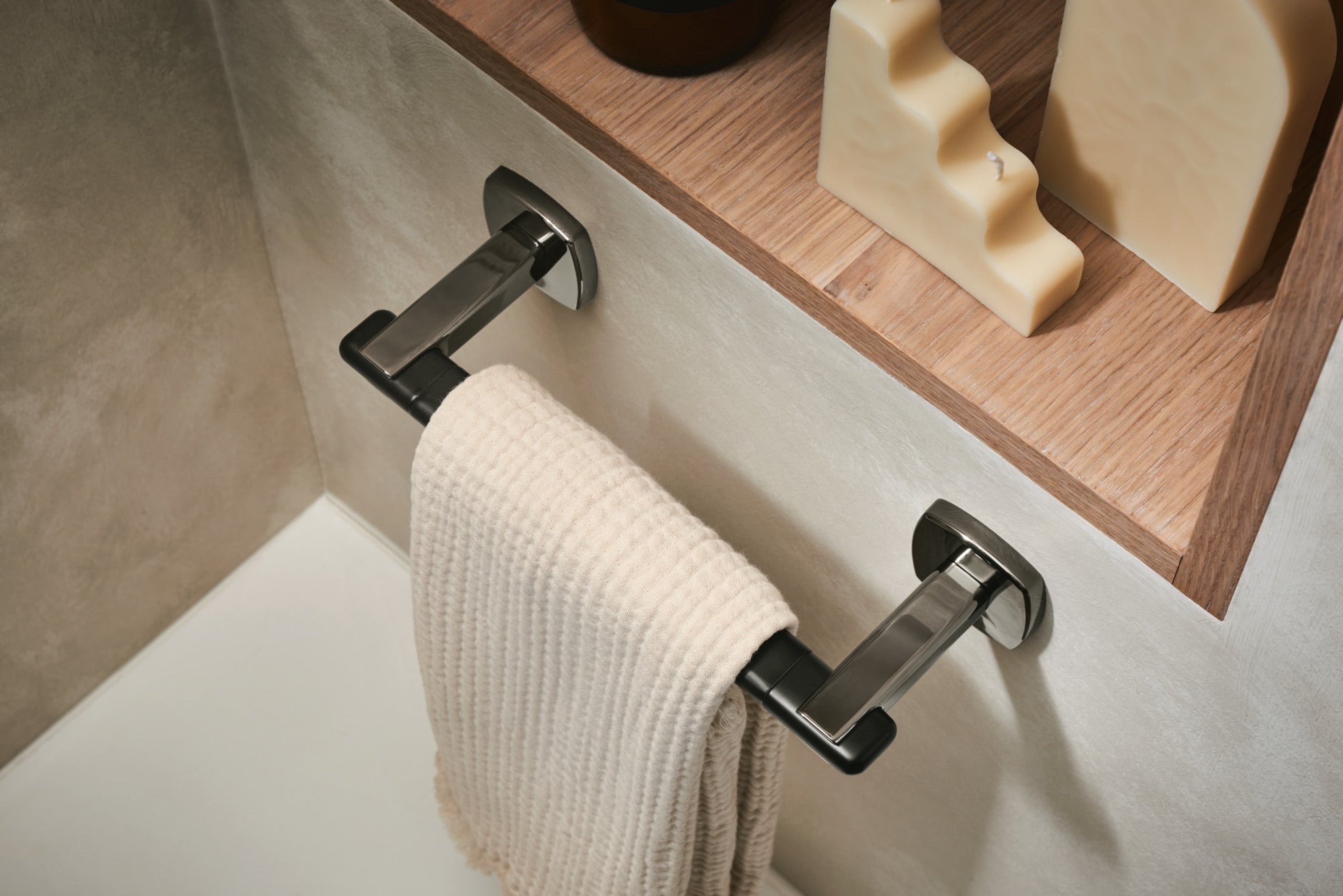 brilliance black onyx / matte black towel bar