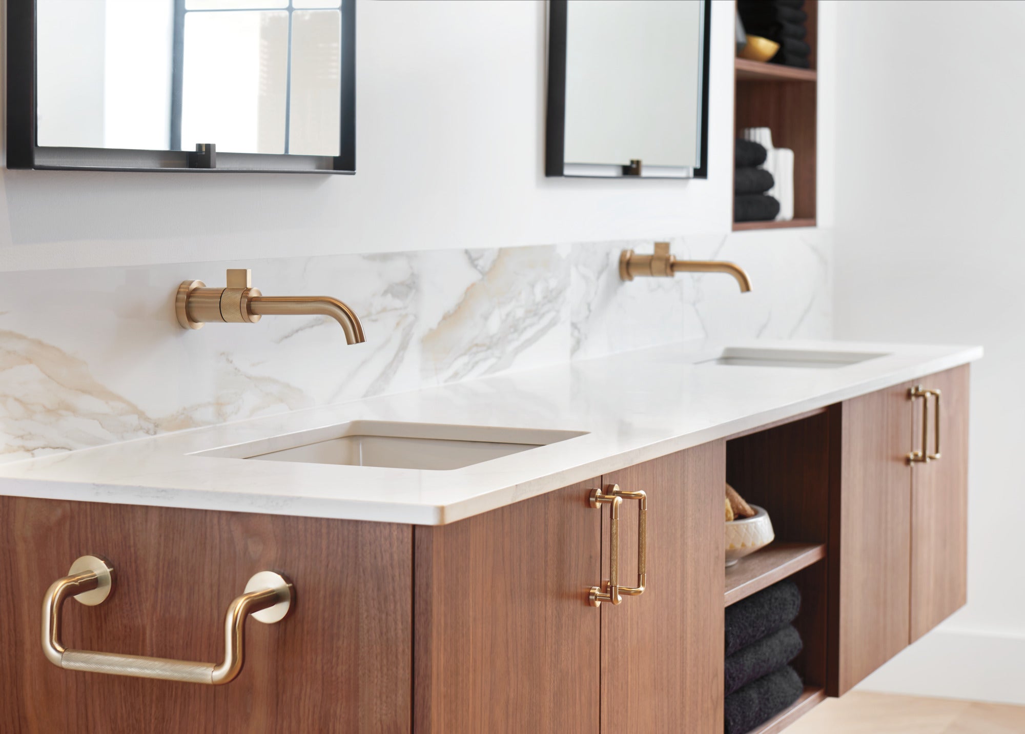 luxe gold lavatory faucet